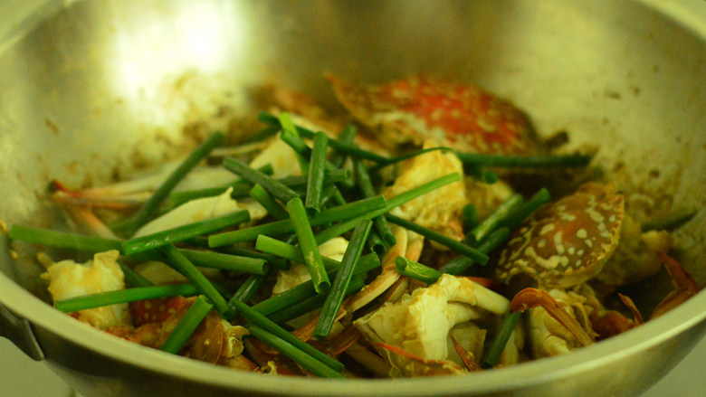 葱姜炒花蟹,收汁至浓稠后加入葱绿，翻炒一下即可