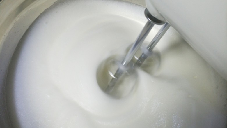 豆乳盒子,打发到蛋白表面细腻后在加三分之一的糖