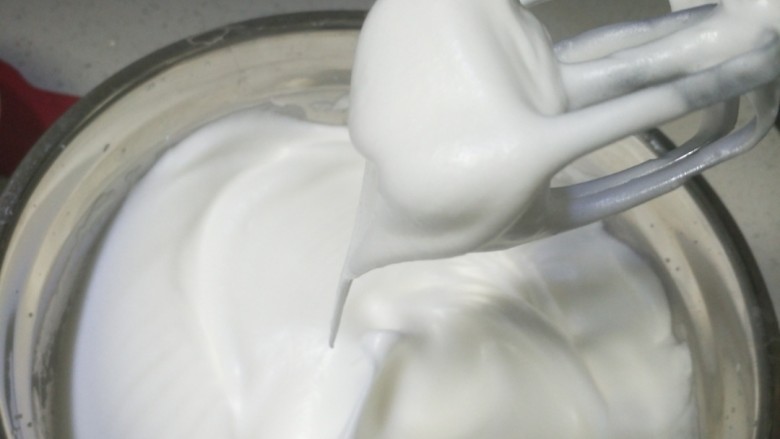豆乳盒子,打发到出现纹理加最后三分之一的糖，低速打发到表面光泽，提起有大弯钩
