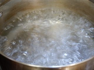 凉拌千张豆皮,锅中烧开水。