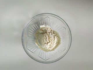 一人食手擀宽面,面粉放在大玻璃碗里