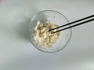 一人食手擀宽面,加入少许水，用筷子搅拌成棉絮状