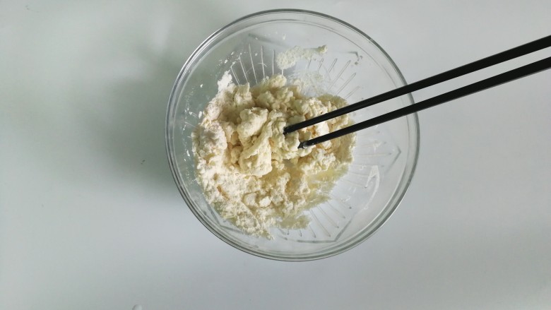 一人食手擀宽面,加入少许水，用筷子搅拌成棉絮状
