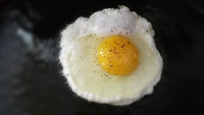 一人食手擀宽面,煎一颗太阳蛋，撒上少许盐和黑胡椒