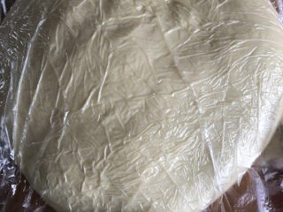 杏仁奶油排包,取出面团压平装保鲜袋冷冻25分钟