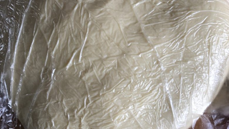 杏仁奶油排包,取出面团压平装保鲜袋冷冻25分钟