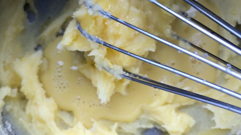 杏仁奶油排包,分几次加入蛋液继续混合均匀