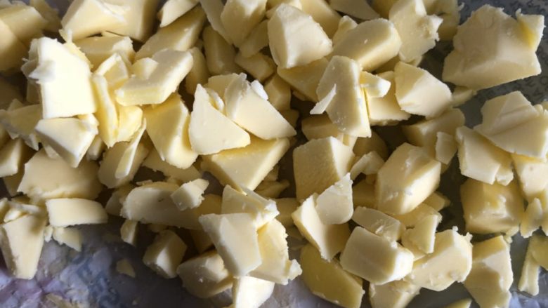 杏仁奶油排包,等揉成光滑面团后加入软化的黄油继续揉面