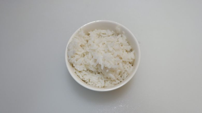 杏鲍菇酱油炒饭,米饭备好。