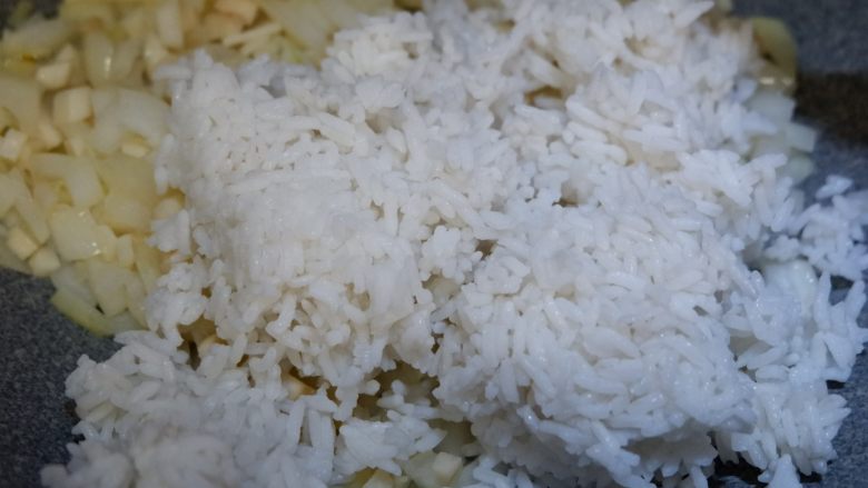 杏鲍菇酱油炒饭,加入米饭
