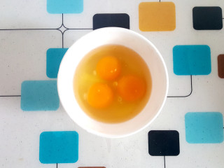 ~一饺两吃☺,准备鸡蛋三枚。