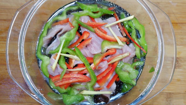 木耳海带肉片汤—我的厨房无油烟,最后加入食用油和适量清水拌匀。