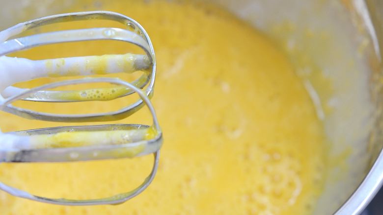 泡澡娃娃蛋糕,将5个蛋黄与1个全蛋，用打过蛋白的电动打蛋器打匀。