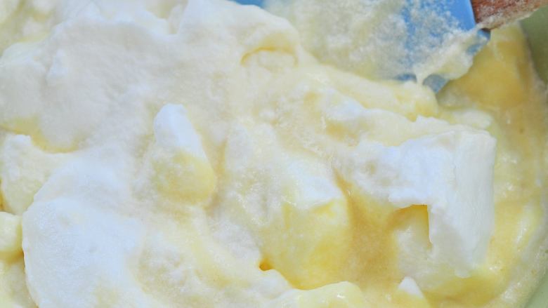 泡澡娃娃蛋糕,将蛋白与蛋黄混合均匀。