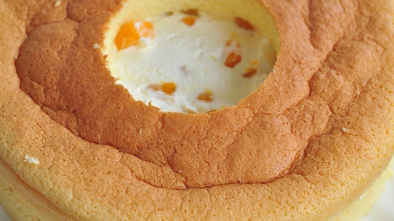 泡澡娃娃蛋糕,将顶层蛋糕片中间，用圆形切模抠掉，盖在芒果奶油夹馅上，压紧。