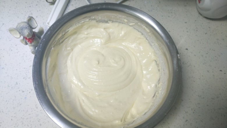 豆乳盒子,蛋白霜放少部分到蛋黄糊中搅匀后都到入蛋白霜中，翻拌的方式拌匀即可，不要过多搅拌避免消泡