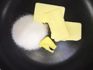 快手烘焙 - Honey Joys 蜜悦玉米脆,将黄油和细砂糖放入不粘锅中小火加热