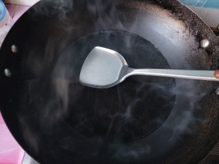 元宵节&桂花蜜豆汤圆,锅内放适量的清水。