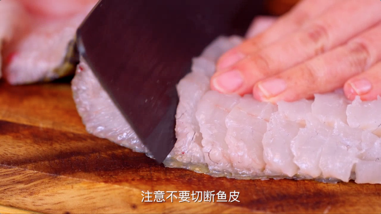 松鼠鳜鱼,在鱼肉上切十字花刀，注意不要切断鱼皮