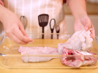 松鼠鳜鱼,鱼肉中加入料酒和食盐，抹匀之后腌制30分钟