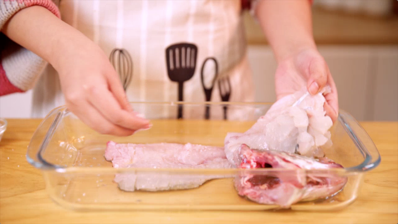 松鼠鳜鱼,鱼肉中加入料酒和食盐，抹匀之后腌制30分钟