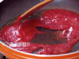 松鼠鳜鱼,锅中倒油，然后倒入番茄酱翻炒