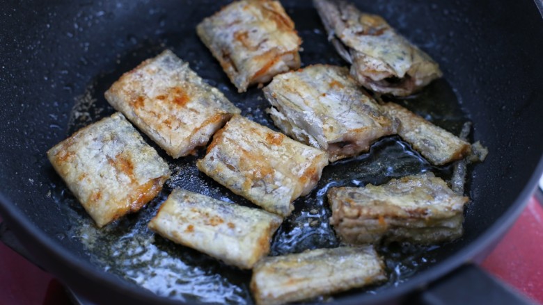萝卜丝炖带鱼,锅内倒油烧至七、八成热，放入带鱼小火煎至表皮焦黄酥脆盛出备用