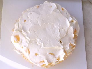 草莓蛋糕（6寸）,在芒果丁上抹上一层淡奶油