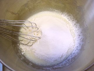 草莓蛋糕（6寸）,过筛低筋面粉，用蛋抽画Z字搅拌均匀