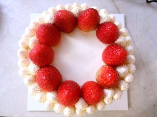 草莓蛋糕（6寸）,在蛋糕外围挤上一圈淡奶油，中间摆上一圈草莓，底部挤上一圈小花朵的点缀，剩下的淡奶油可以挤在侧面