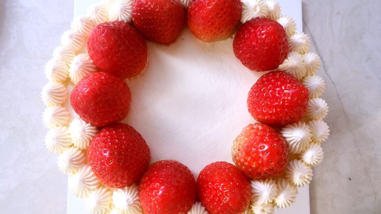 草莓蛋糕（6寸）,在蛋糕外围挤上一圈淡奶油，中间摆上一圈草莓，底部挤上一圈小花朵的点缀，剩下的淡奶油可以挤在侧面