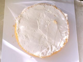草莓蛋糕（6寸）,蛋糕盘上抹一点淡奶油，放上一片蛋糕片，之后抹上一层薄薄的淡奶油，底部抹点淡奶油是为了防止蛋糕片滑动