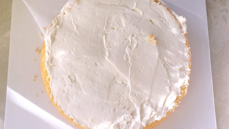 草莓蛋糕（6寸）,蛋糕盘上抹一点淡奶油，放上一片蛋糕片，之后抹上一层薄薄的淡奶油，底部抹点淡奶油是为了防止蛋糕片滑动