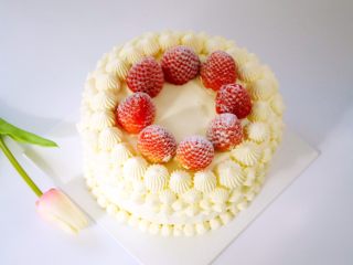 草莓蛋糕（6寸）,过筛一点糖粉在草莓表层，美味的草莓蛋糕就做好啦