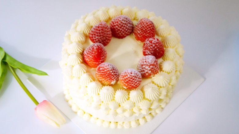 草莓蛋糕（6寸）,过筛一点糖粉在草莓表层，美味的草莓蛋糕就做好啦