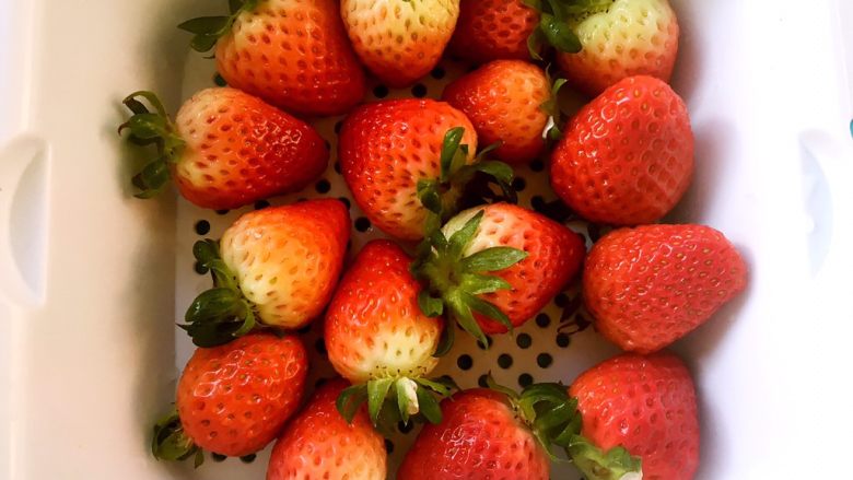 草莓蛋糕（6寸）,<a style='color:red;display:inline-block;' href='/shicai/ 592'>草莓</a>洗干净，滤干水份，挑8个大小相同的去蒂，底部切成平面