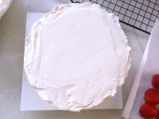 草莓蛋糕（6寸）,之后盖上第三片蛋糕片，取适量的淡奶油将侧面跟表层划平，中间刮成平面即可，边缘要做装饰，不平整也没关系