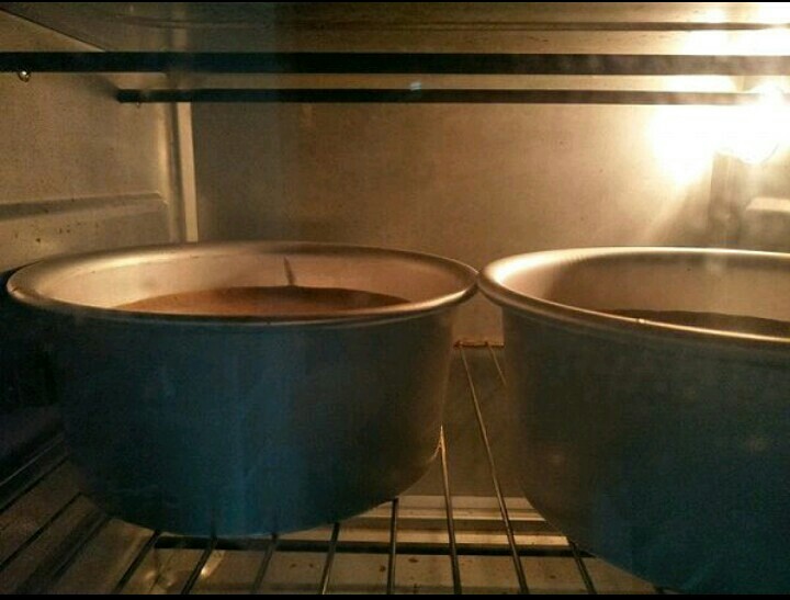 红糖红枣蛋糕,将蛋糕糊倒入模具中振出汽泡后放入预热好的150度烤箱烤40分钟，烤箱温度根据自家的调节。