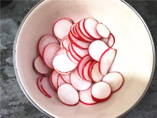 酸辣萝卜,用手抓匀，保证盐均匀分布，腌制40分钟。