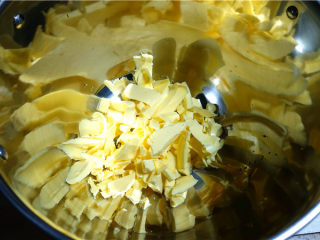 香葱曲奇饼,室温软化黄油，先用电动打蛋器打散。