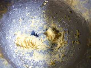 香葱曲奇饼,使用电动打蛋器中速搅打至乳膏状。（我用的是上豪厨师机，无需手持，解放双手，全自动）