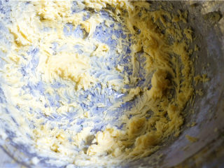 香葱曲奇饼,先用电动打蛋器低速打散，再转中速搅打至黄油变白，体积膨大。