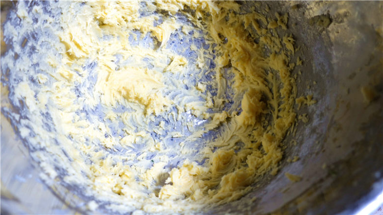 香葱曲奇饼,先用电动打蛋器低速打散，再转中速搅打至黄油变白，体积膨大。