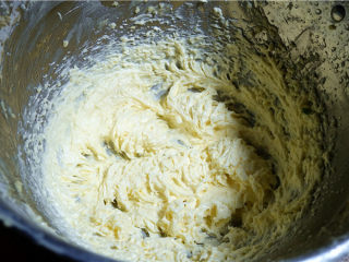 香葱曲奇饼,使用电动打蛋器中速搅打至乳膏状。
