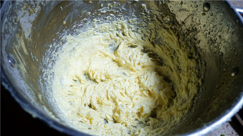 香葱曲奇饼,使用电动打蛋器中速搅打至乳膏状。