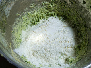 香葱曲奇饼,加入过筛的低筋面粉。