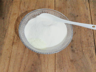 椰香果脯牛轧糖,棉花糖，果干切小粒，再把奶粉和菠萝椰子粉混合均匀