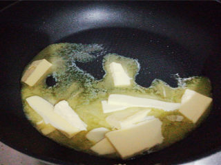 椰香果脯牛轧糖,备一个不粘平底锅，开小火倒入黄油融化
