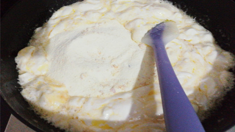 椰香果脯牛轧糖,再倒入混合好的椰子奶粉，混合均匀