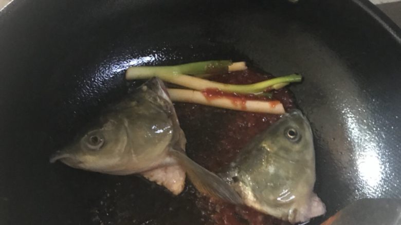 番茄草鱼排汤,将鱼头先放进去煎